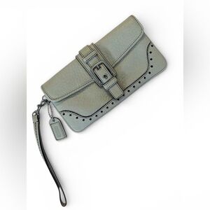 Coach Cream Pebbled Leather Wristlet Wallet Clutch Buckle Snap Closure Y2K